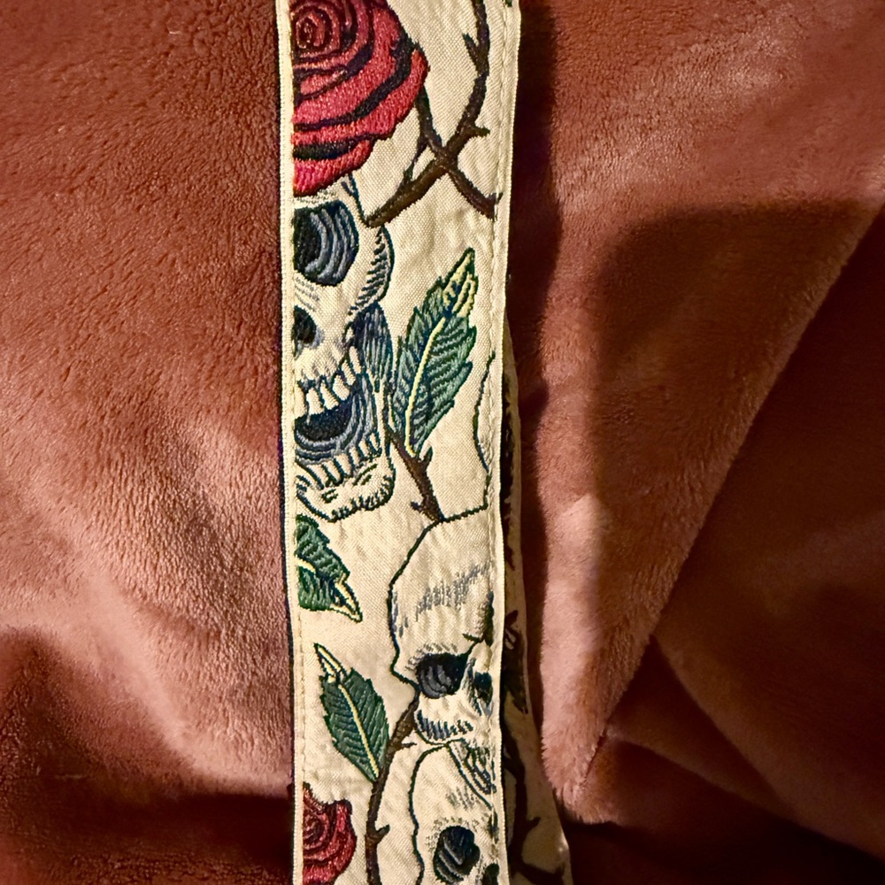 Skull, Cream and Black guitar strap